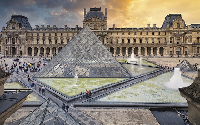 Presidente do Louvre destaca necessidade urgente de reformas para evitar fechamento do museu um ano após o roubo